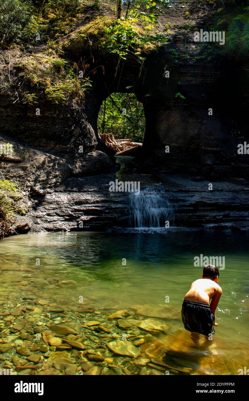 Teich und Wasserfall neben dem Hole in the Wall, Port Alberni, Vancouver  Island. Loch in der Wand ist ein knstlicher Wasserfall auf einem groen  Felsen n erstellt Stockfotografie - Alamy