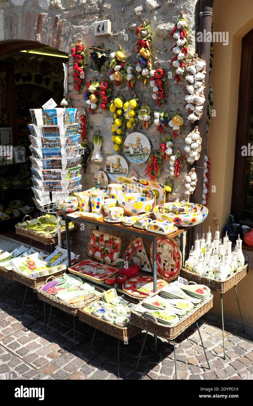 Keramik Geschenke vor EINEM Geschäft im Resort von Sirmione Gardasee Italien Stockfotografie