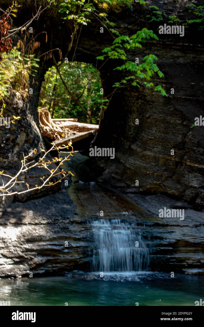 Das Loch auf dem Felsen, das für einen künstlichen Wasserfall natürlich aussieht. Loch in der Wand ist ein künstlicher Wasserfall auf einem großen Felsen in der Nähe von Port Alb erstellt Stockfoto