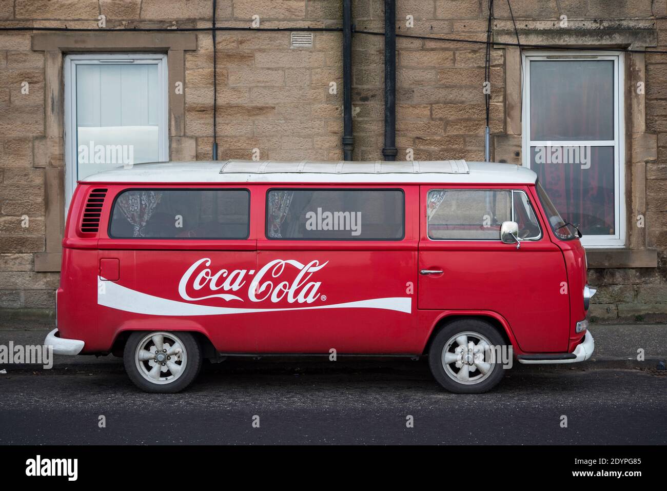 Roter Volkswagen Wohnmobil mit dem Coca-Cola Logo auf der Seite geparkt in einer Straße in Edinburgh, Schottland, Großbritannien. Stockfoto