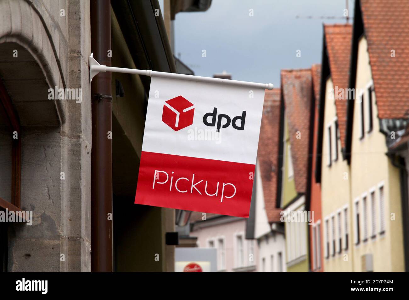Forchheim, DEUTSCHLAND : DPD Paket Shop-Flagge und Logo am Eingang eines  Shops, der Abholservice für Online-Bestellungen anbietet. DPD ist eine  Paketzustellungs-Gesellschaft Stockfotografie - Alamy