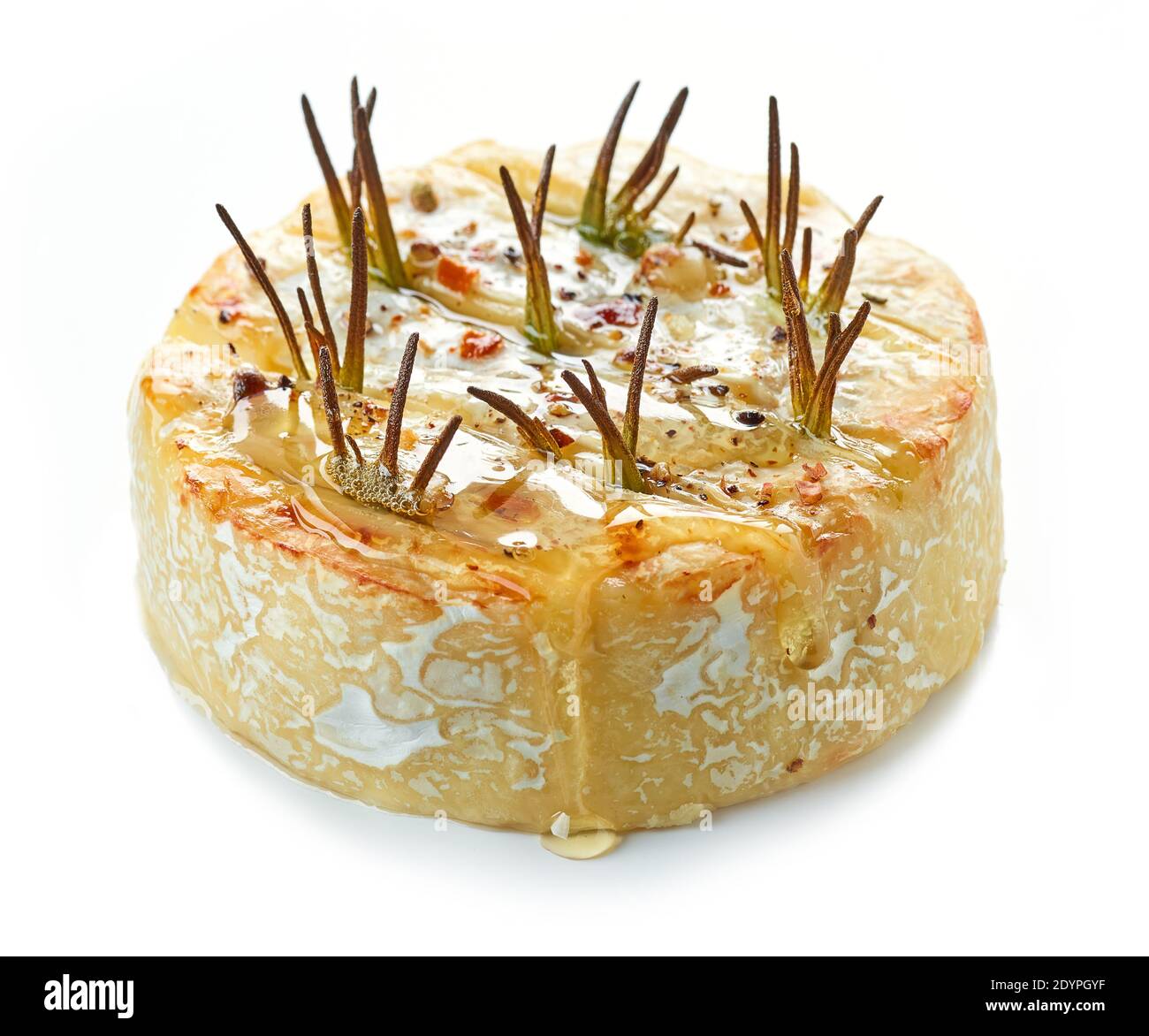 Gebackener Brie-Käse mit Rosmarin und Honig auf Weiß isoliert Hintergrund Stockfoto