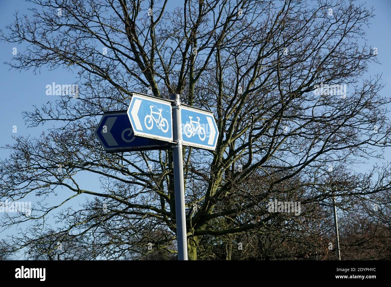 Der blaue Radweg weist auf einen Teil der Fahrradinfrastruktur Londons und ein breiteres Fahrradnetz hin. Stockfoto