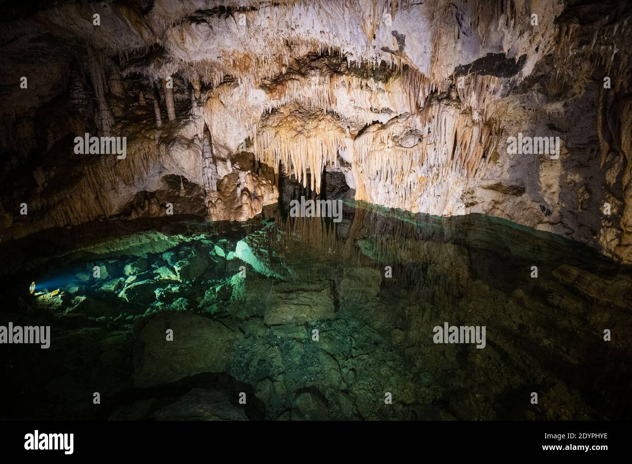 Unterirdischer Fluss Demanovka in der Freiheitshöhle Demanovska mit ihrem längsten Höhlensystem, der Slowakei Stockfoto