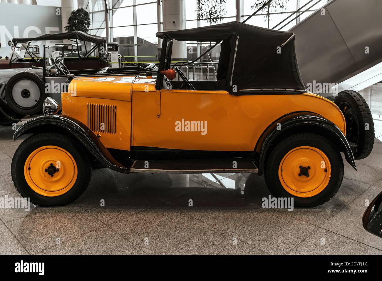 4. Juni 2019, Seitenansicht des Peugeot 5CV (gelb) 1925. Klassische Retro-Autos der 1920er Jahre. Stockfoto