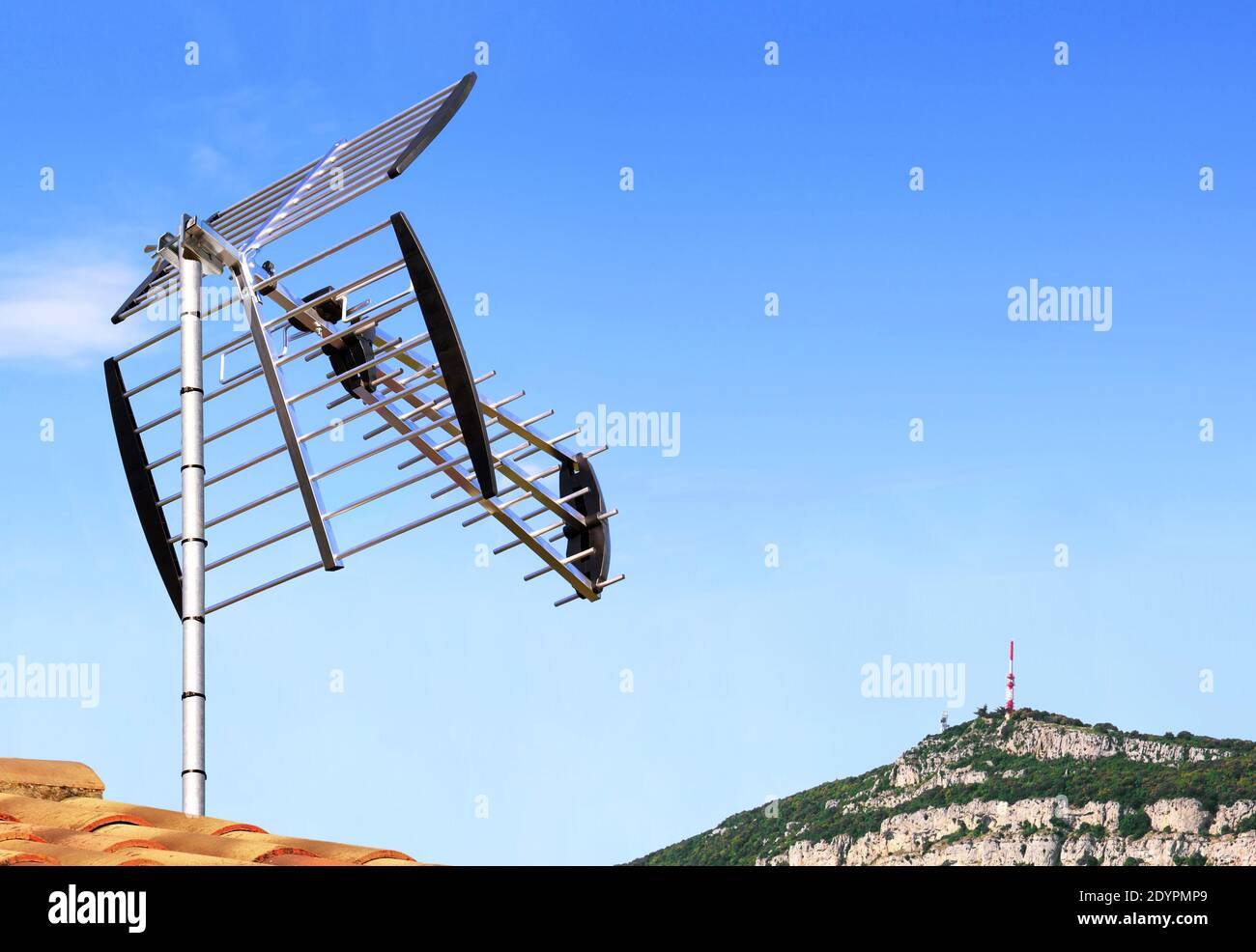 Fernsehantenne in Rackform, isoliert auf weißem Hintergrund. Stockfoto