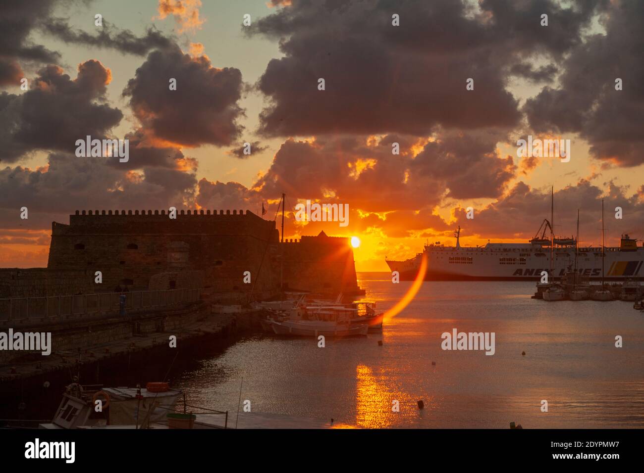Sonnenaufgang im alten Hafen von Heraklion, auf Kreta, Griechenland, Europa. Die Festung gesehen ist Koules (Kules), die alte venezianische Burg auch als Roca a Mare bekannt Stockfoto