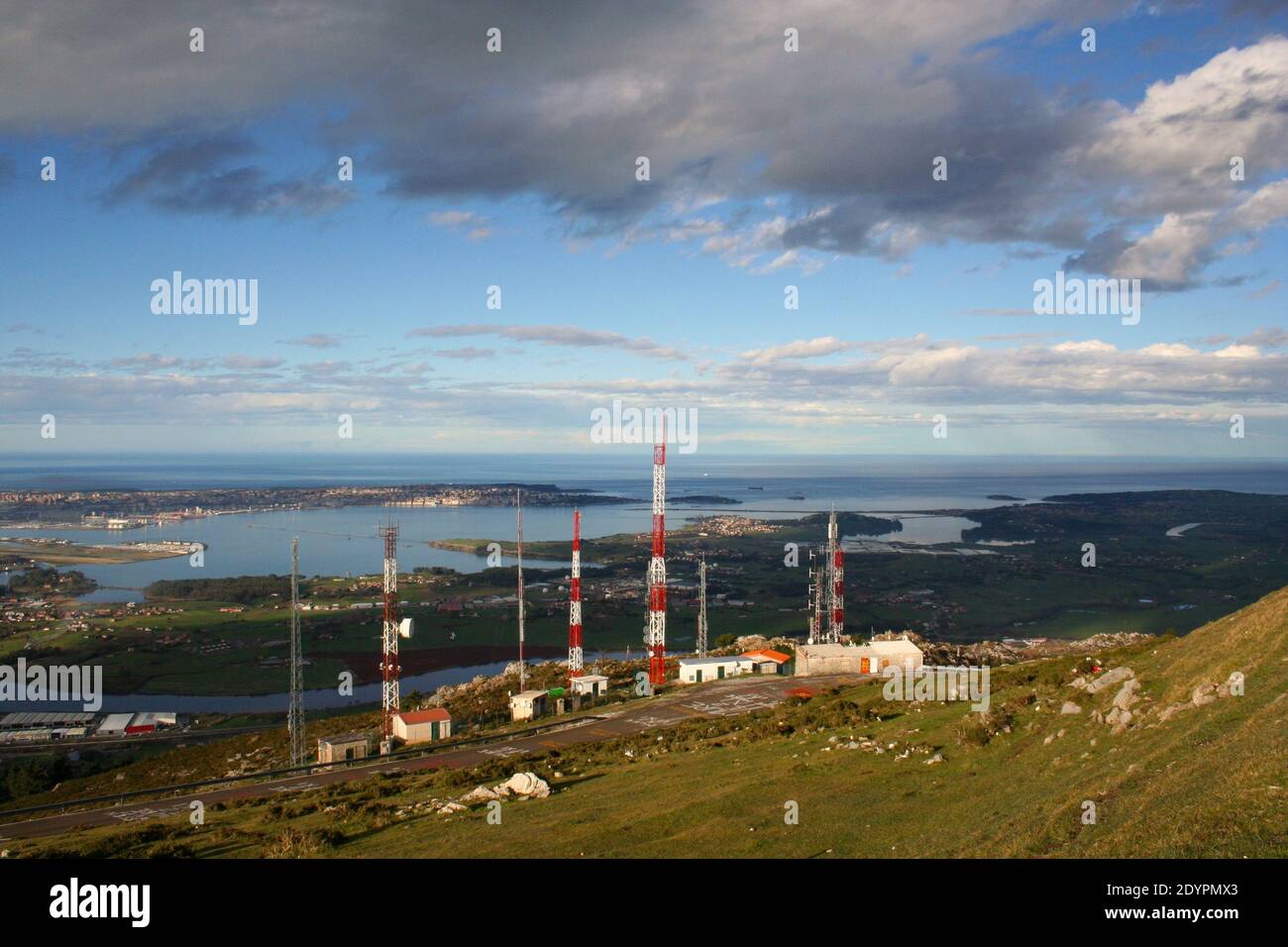 Rot-weiße Radioantennen und fernsehantennen und die Aussicht vom Hügel Pena Cabarga Santander Cantabria Spanien Stockfoto