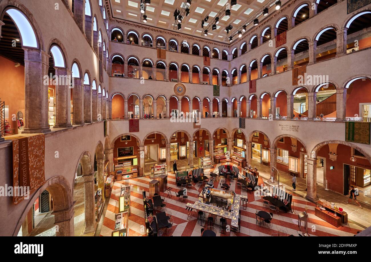 Innenaufnahme des Fondaco dei Tedeschi, Luxuskaufhaus, Venedig, Venetien, Italien Stockfoto