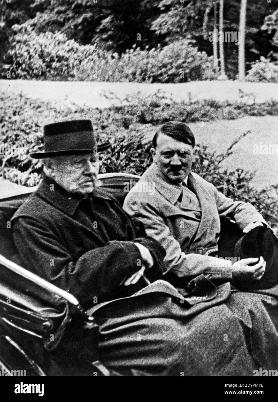 Adolf Hitler besucht Paul von Hindenburg in seiner Residenz Neudeck, 1933, Deutschland, heute Polen Stockfoto