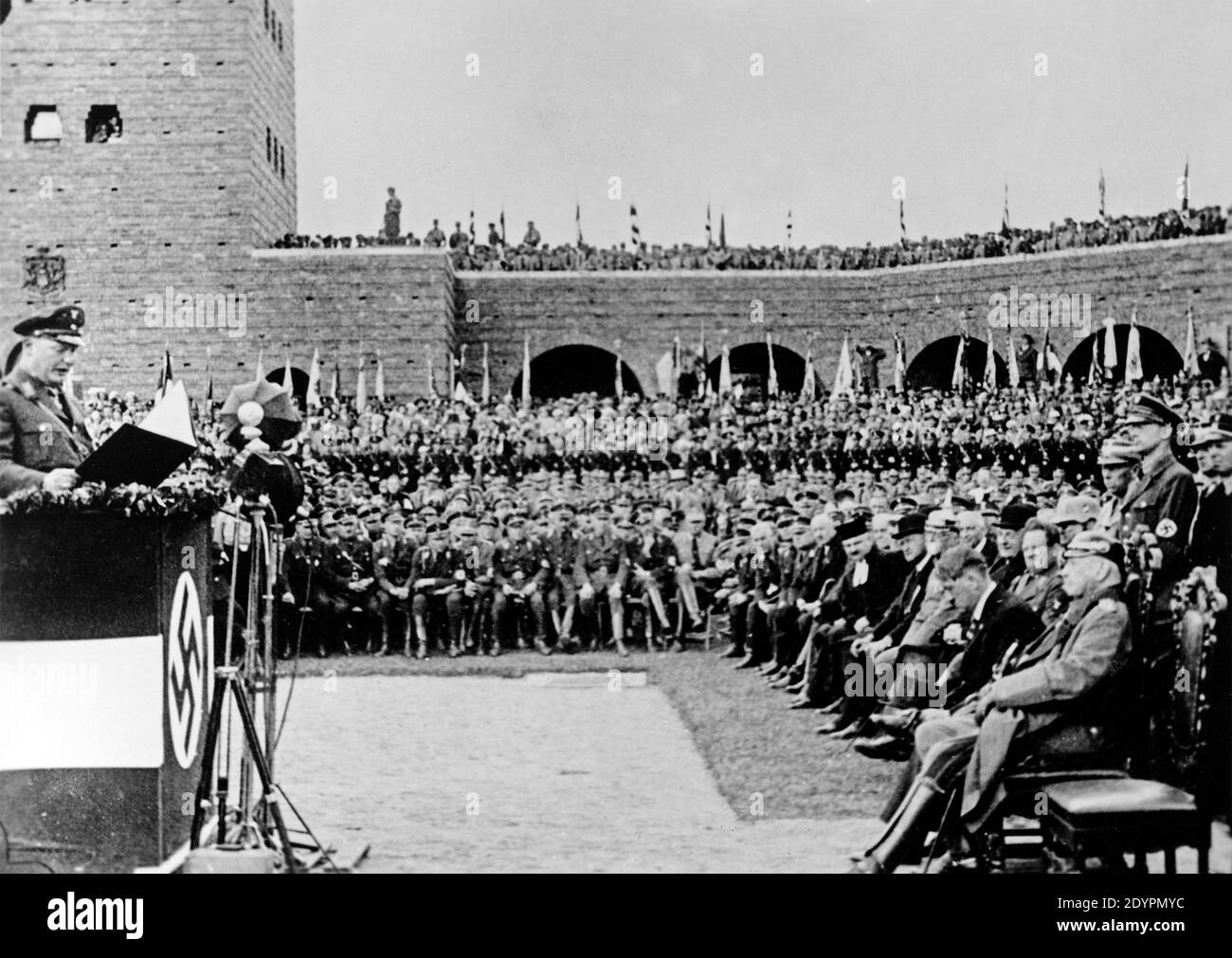 Tannenberg-Denkmal, 1933, Gedenkfeier zur Schlacht bei Tannenberg, in der ersten Reihe rechts Adolf Hitler und Paul von Hindenburg, Hohenstein, Deutschland, heute Polen Stockfoto