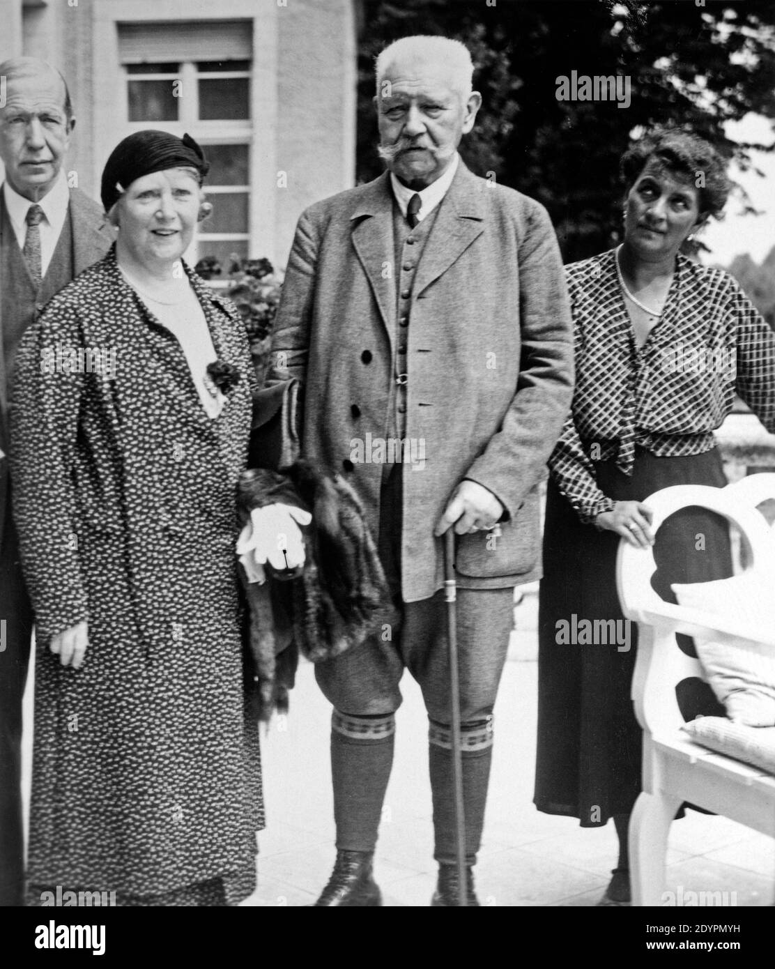 Paul von Hindenburg zusammen mit zwei Frauen und einem Mann, um 1930, Deutschland Stockfoto