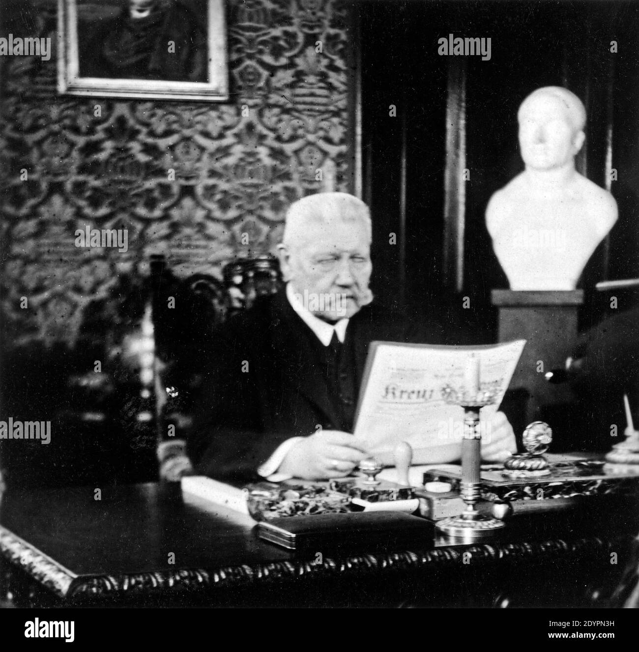 Paul von Hindenburg in seinem Arbeitszimmer, um 1933, Herrenhaus Neudeck, Deutschland, heute Polen Stockfoto