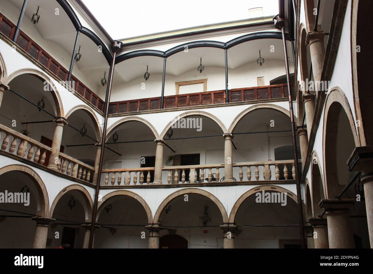 Schloss Habsburg in Zywiec, Residenz der kaiserlichen Familie Habsburger, derzeit öffentliches Eigentum, Polen, Kreuzgang innen. Stockfoto