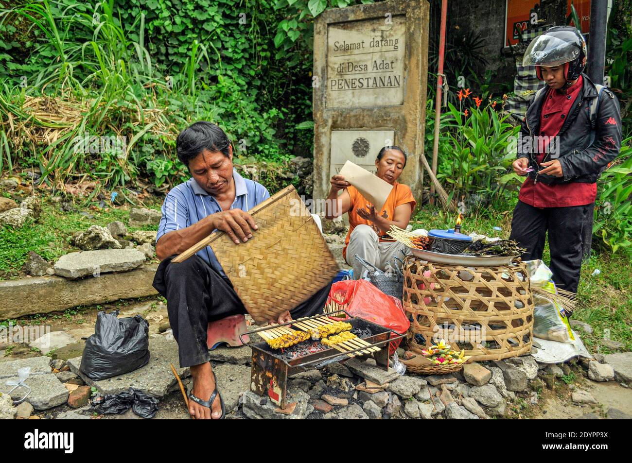 Balinesen in Alltagssituationen. Stockfoto