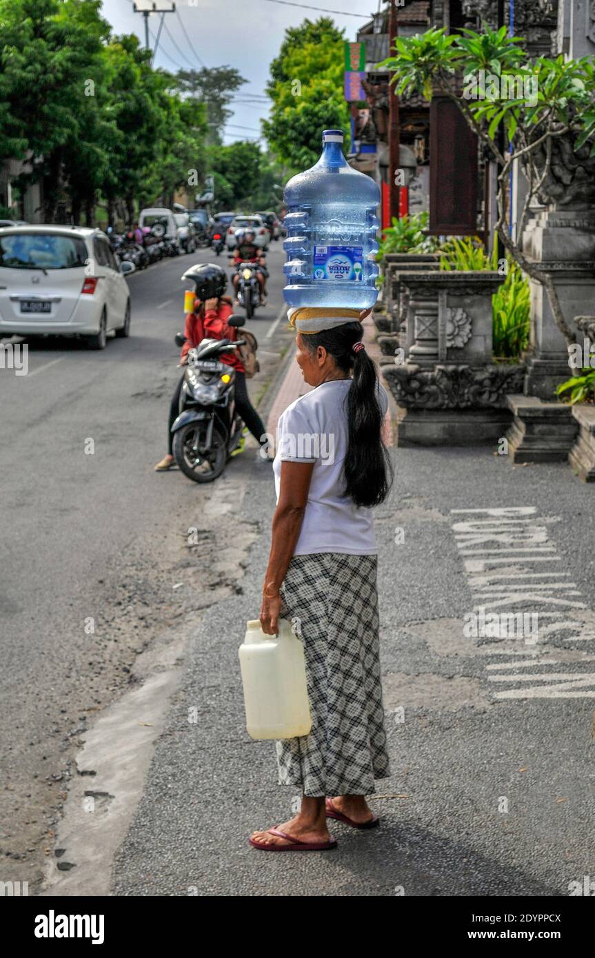 Balinesen in Alltagssituationen. Stockfoto