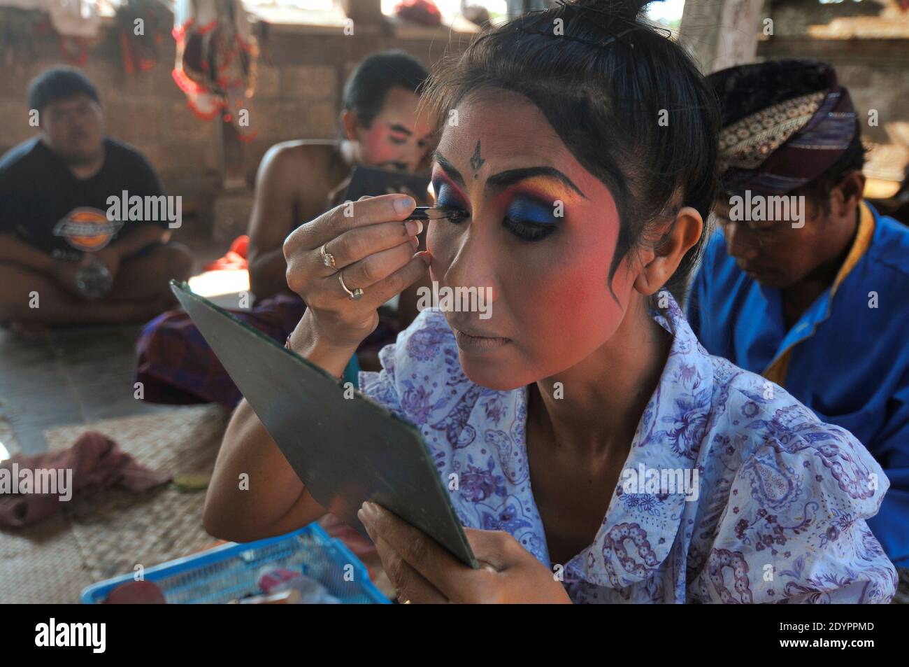 Balinesische Borong-Tänzer applyinhg ihr Make-up Riot zu einer Performance. Stockfoto