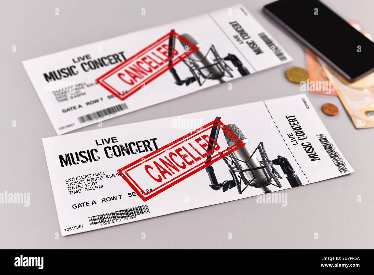 Konzept für abgesagte Unterhaltungsveranstaltungen mit Konzertkarten und Rot Stempel 'storniert' auf ihnen Stockfoto