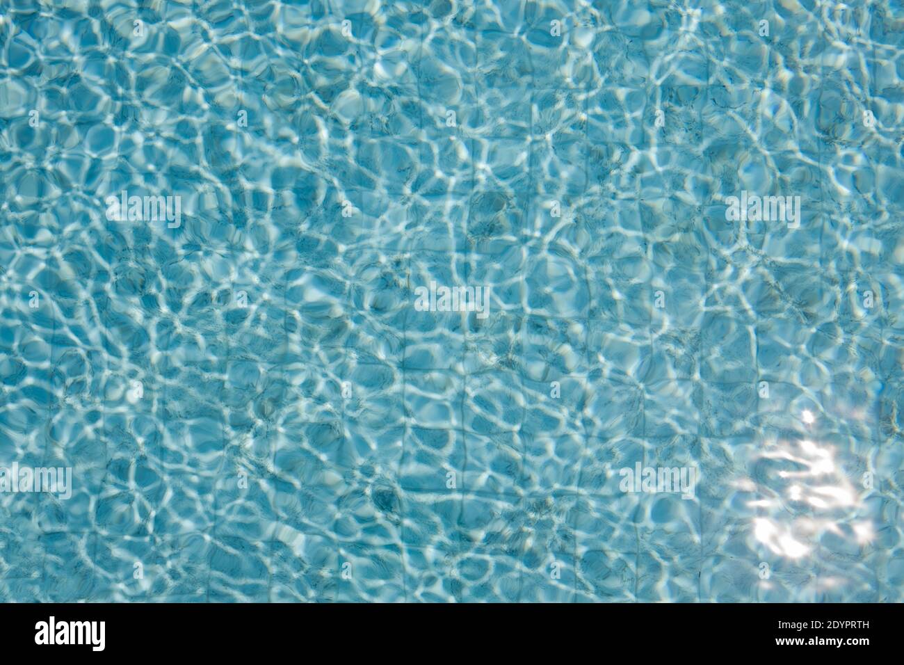 Wasser-Swimmingpool mit Sonne scheint nahtlose ätzende Textur. Mosaik. Stockfoto