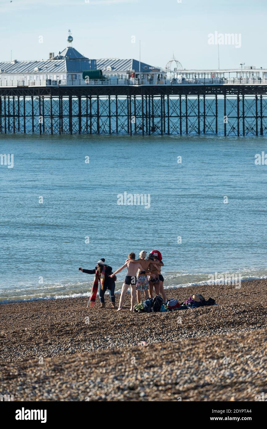 Brighton, East Sussex. Dezember 2020. Wetter in Großbritannien. Weihnachtstag am Brighton Beach, mit Weihnachtsmützen und tapferen Seeschwimmern, die die Kälte entblössen. Es gab ruhiges Meer und strahlend blauen Himmel, nur wenige Tage vor dem Sturm Bella, der nach dem Boxtag vorhergesagt wird. Stockfoto