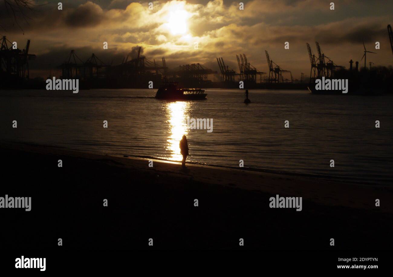 TallantImages, Silhouette, Person, Boot, Passagier, Hafen, Hamburg, Elbe Stockfoto