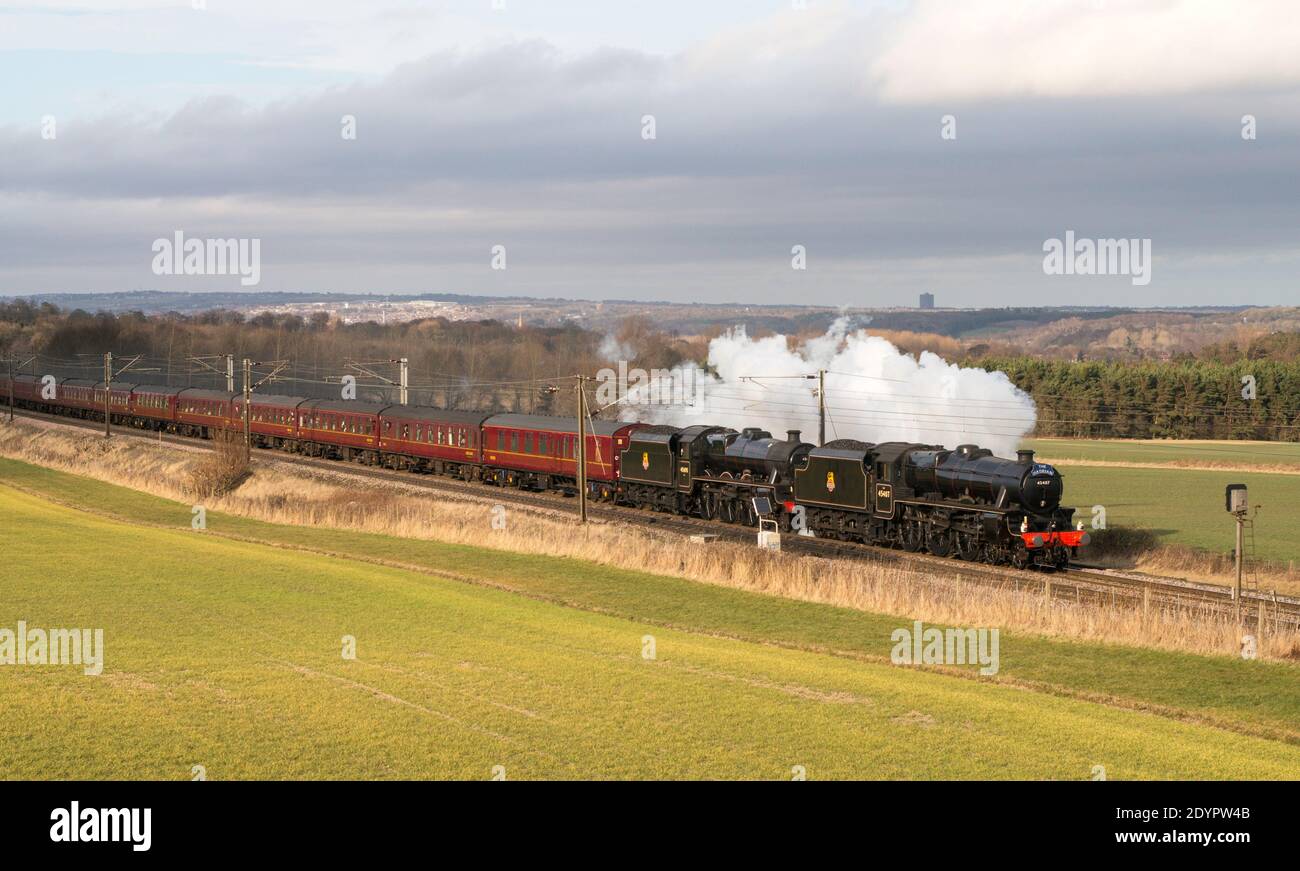 Ein doppelköpfiger Dampfzug, der von den Loks Black Five 45707 und Jubilee Class 45690 Leander gezogen wird, passiert Plawsworth auf der ECML, Co. Durham, England, UK Stockfoto