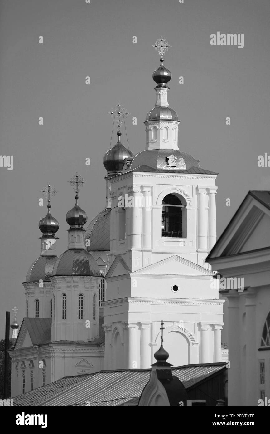 Hohe weiße Glockenturm orthodoxe Kirche schwarz und weiß Stockfoto