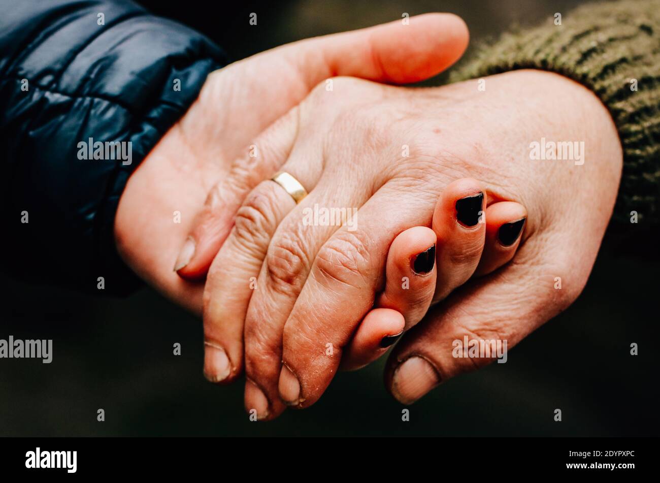 Ältere und jüngere Hände halten, Mutter und Tochter Stockfoto