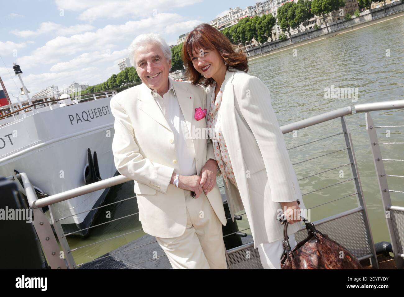 Jean-Loup Dabadie und seine Frau Veronique nehmen am Brunch Blanc Teil, der von der Groupe Barriere für Sodexho auf einer Kreuzfahrt in Paris, Frankreich, am 26. Juni 2013 veranstaltet wird. Foto von Jerome Domine/ABACAPRESS.COM Stockfoto