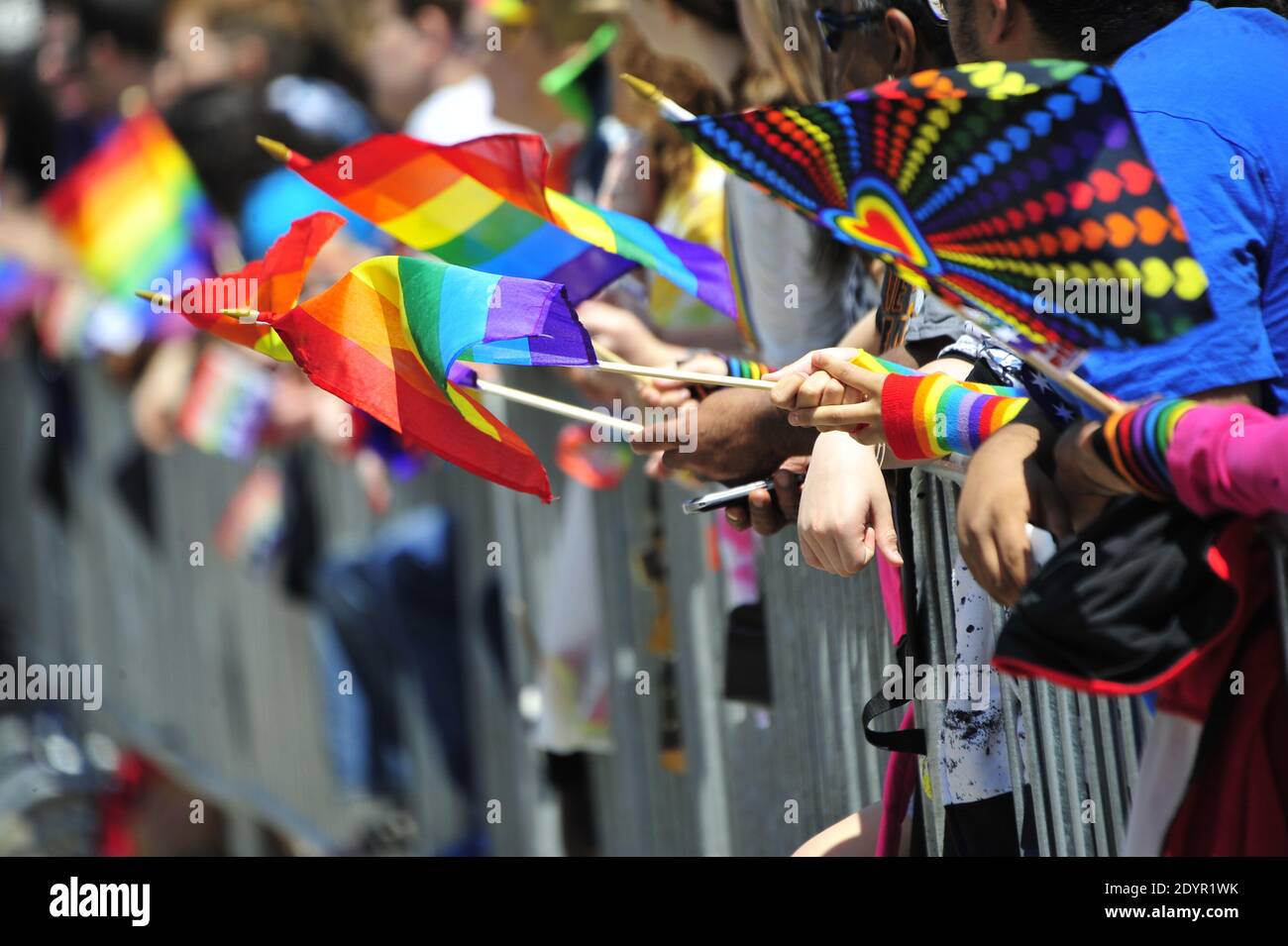 Viele öffentliche Persönlichkeiten waren für Chicagos 44. Jährliche Gay Pride Parade 2013 zur Verfügung, darunter Toni Preckwinkle, der neu geoutete ehemalige NTL-Spieler Wade Davis und Gov. Patrick Quinn. Seinerseits ging der Bürgermeister von Chicago, Rahm Emanuel, die ganze Parade durch, schüttelte die Hände und unterhielt sich mit den Zuschauern. Foto von Cindy Barrymore/ABACAUSA.COM Stockfoto