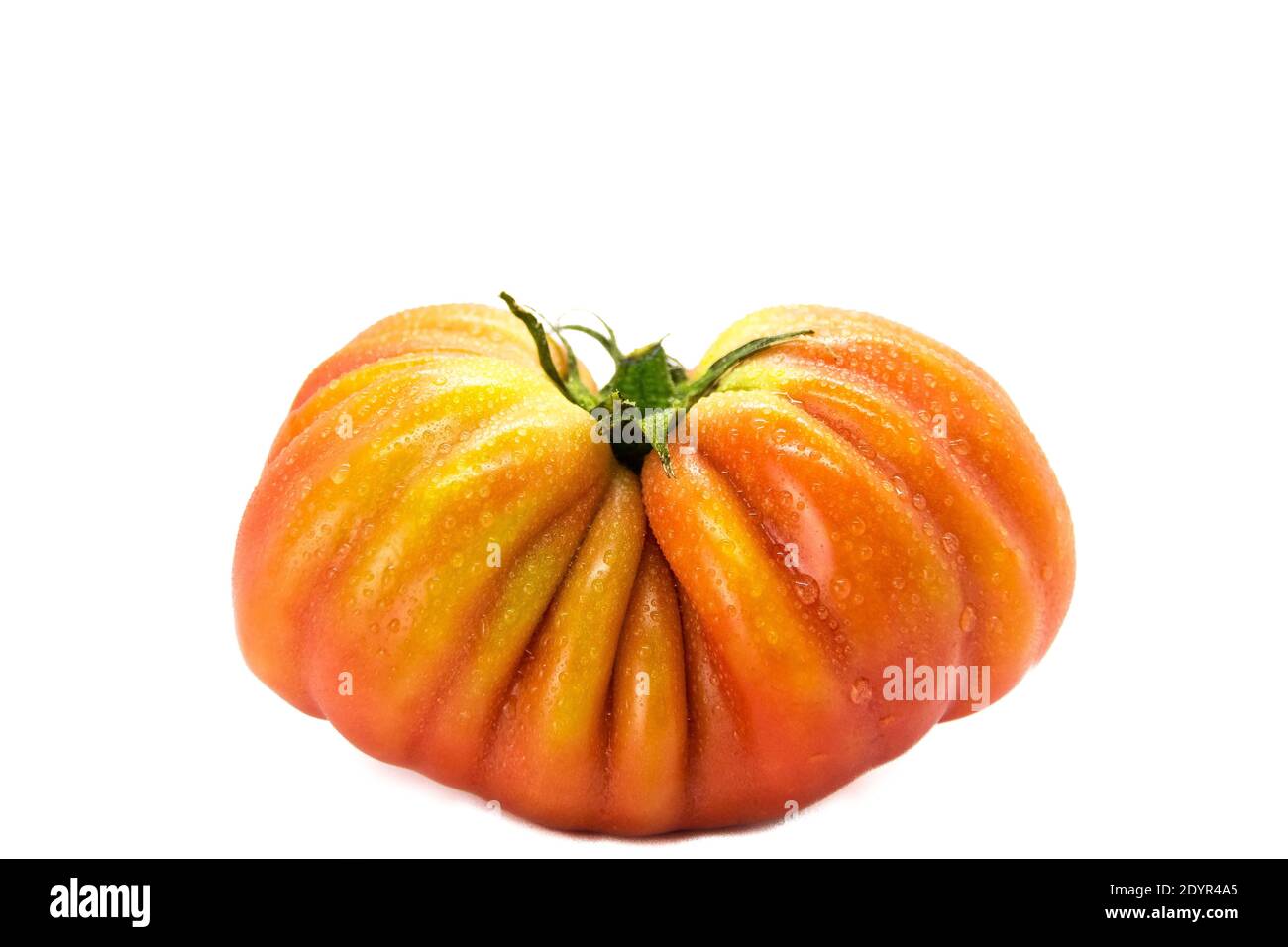 Reife grüne große Tomate auf weißem Hintergrund. Ochsenherz Stockfoto