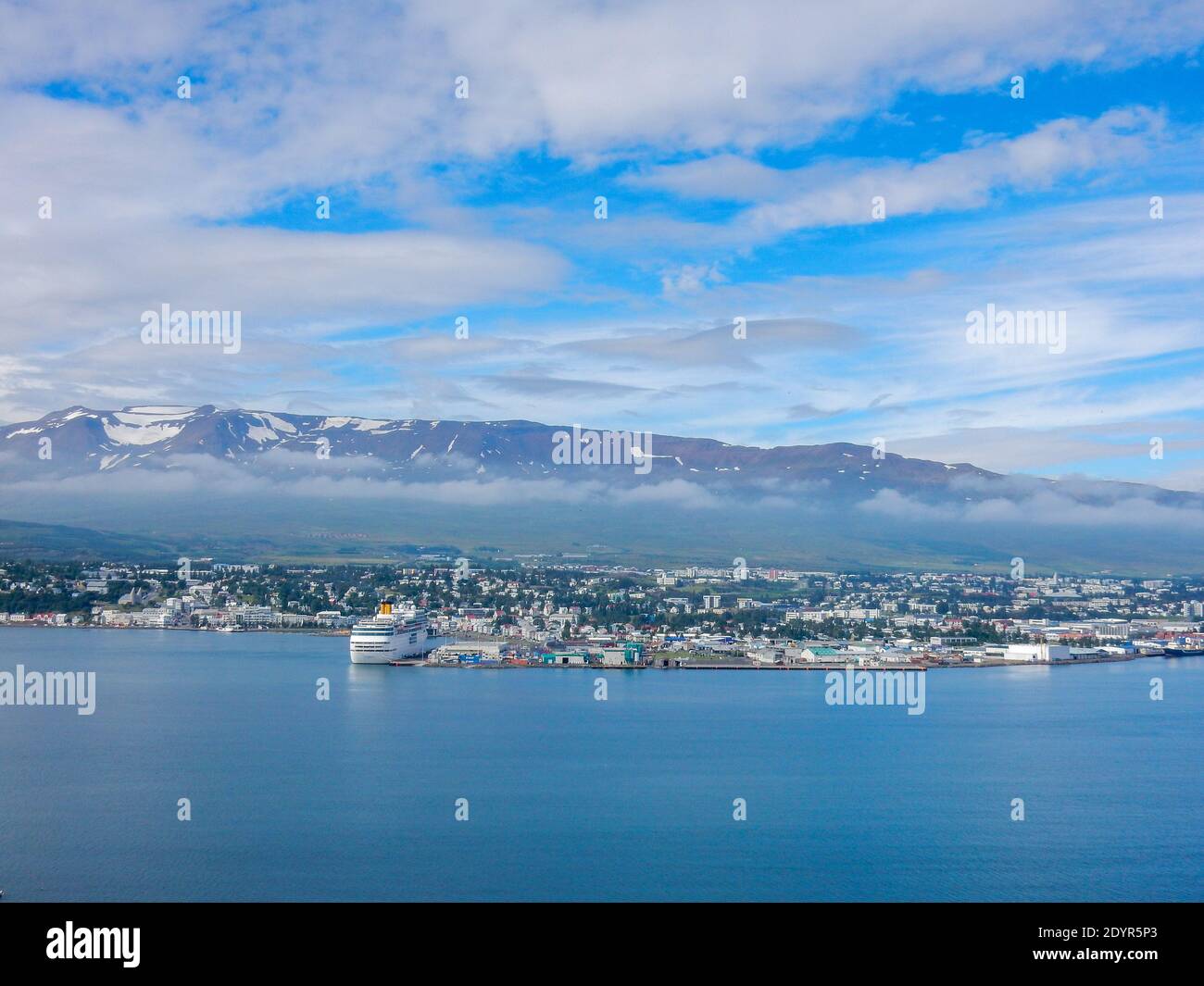 Blick auf den Hafen mit dem Kreuzfahrtschiff von Akureyri, Island Stockfoto