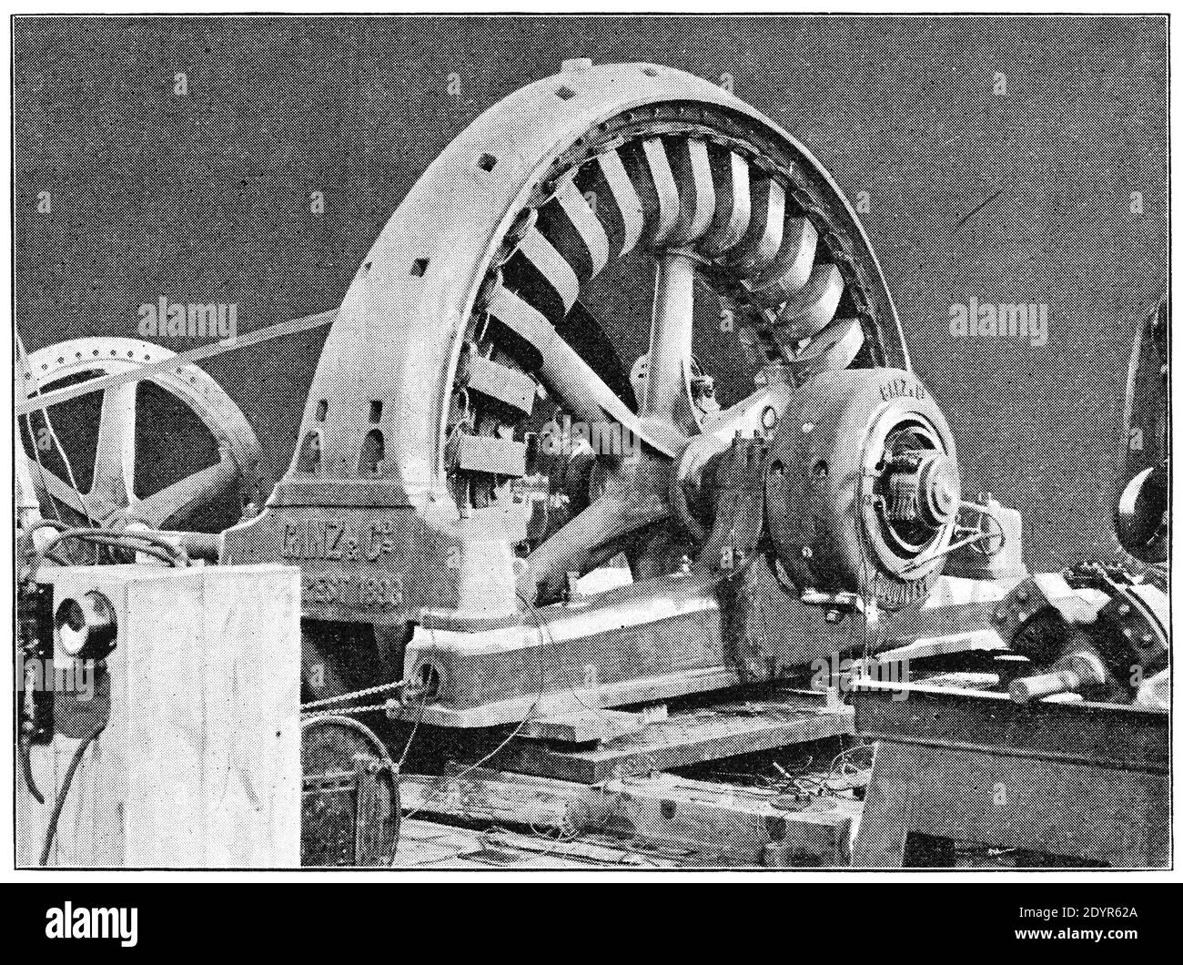 Dreiphasige elektrische Maschine. Illustration des 19. Jahrhunderts. Deutschland. Weißer Hintergrund. Stockfoto