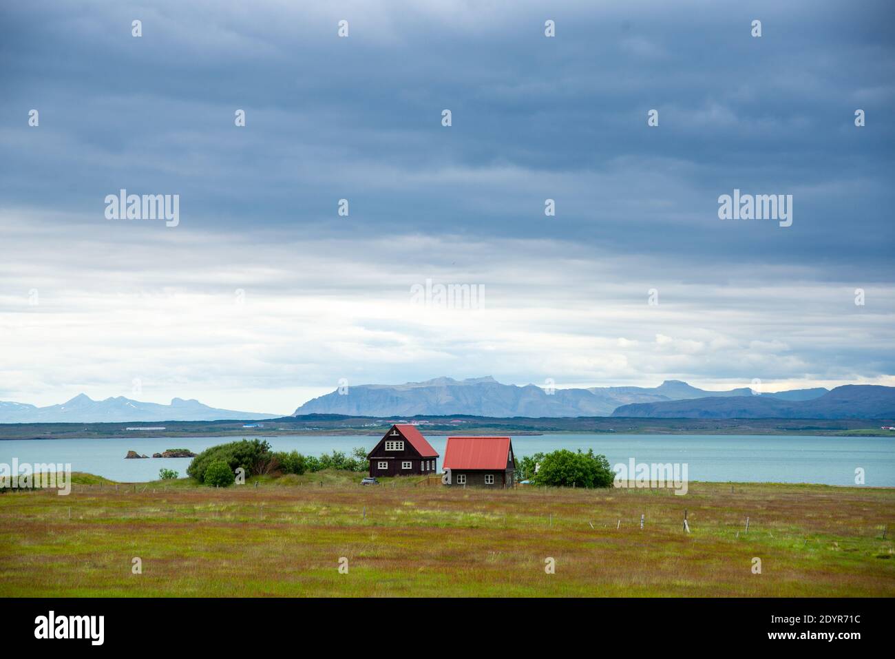 Farm und Küste in Hvalfjordur in Island Stockfoto