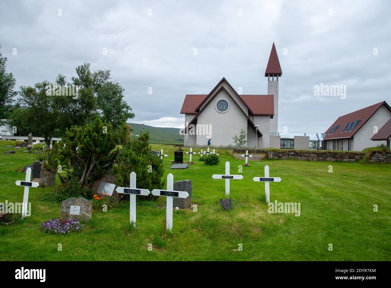 Typische Holzkirchen und Friedhof im kleinen Dorf Snorraulag auf Island Stockfoto