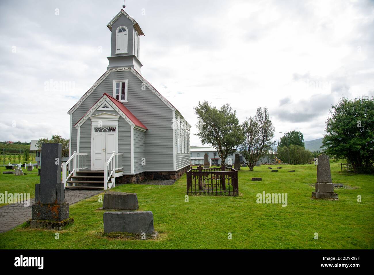 Typische Holzkirchen im kleinen Dorf Snorraulag auf Island Stockfoto