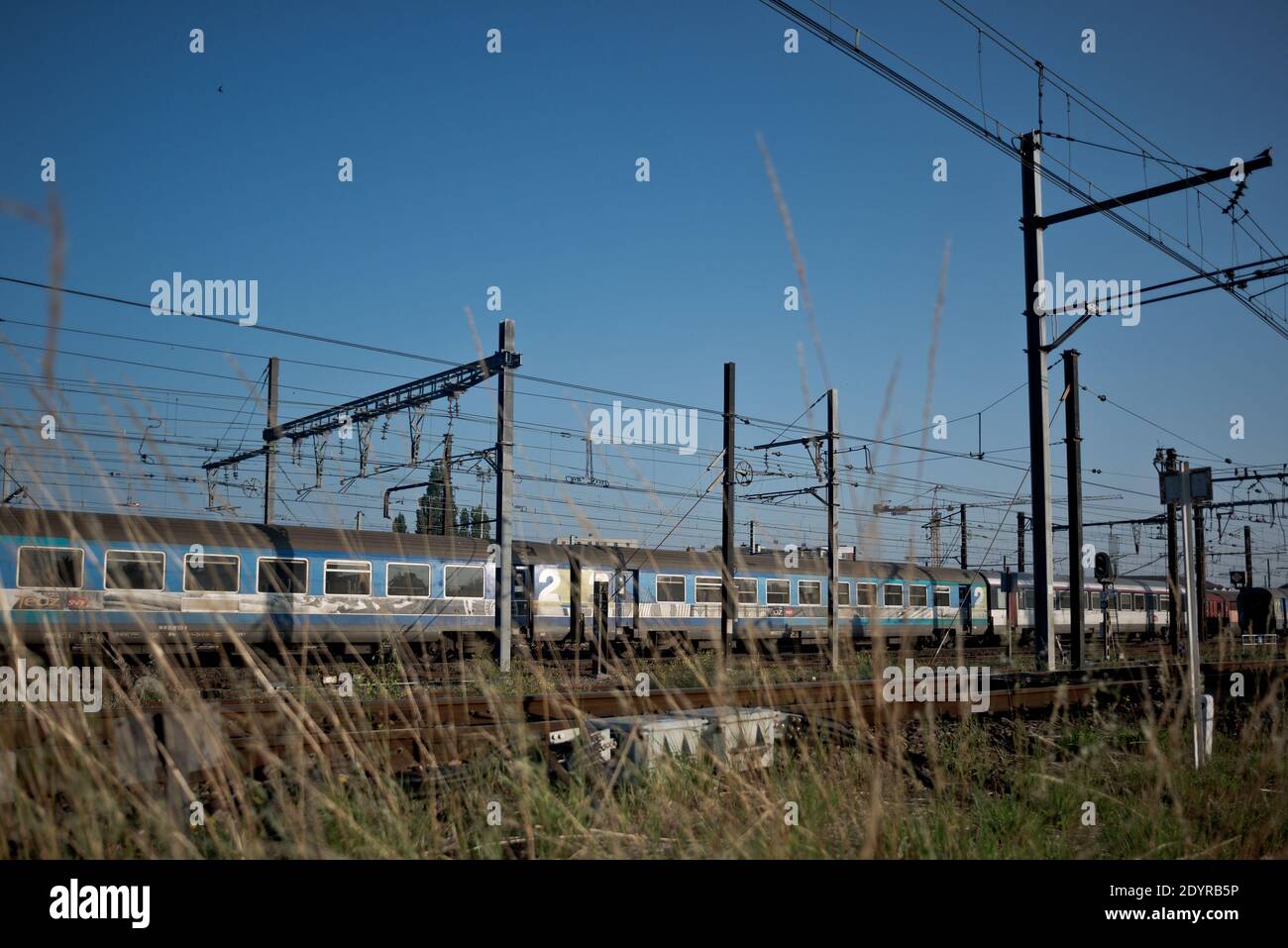 Gesamtansicht des Bahnhofs von Bretigny-sur-Orge, südlich von Paris, Frankreich am 14. Juli 2013, zwei Tage nachdem ein vollgepackter Personenzug nach seiner Abfahrt aus Paris von den Schienen rutschte, sechs tötete und Dutzende verletzte, als Zugwagen ineinander zugeschlagen und umgestürmt wurden. Foto von Nicolas Messyasz/ABACAPRESS.COM Stockfoto