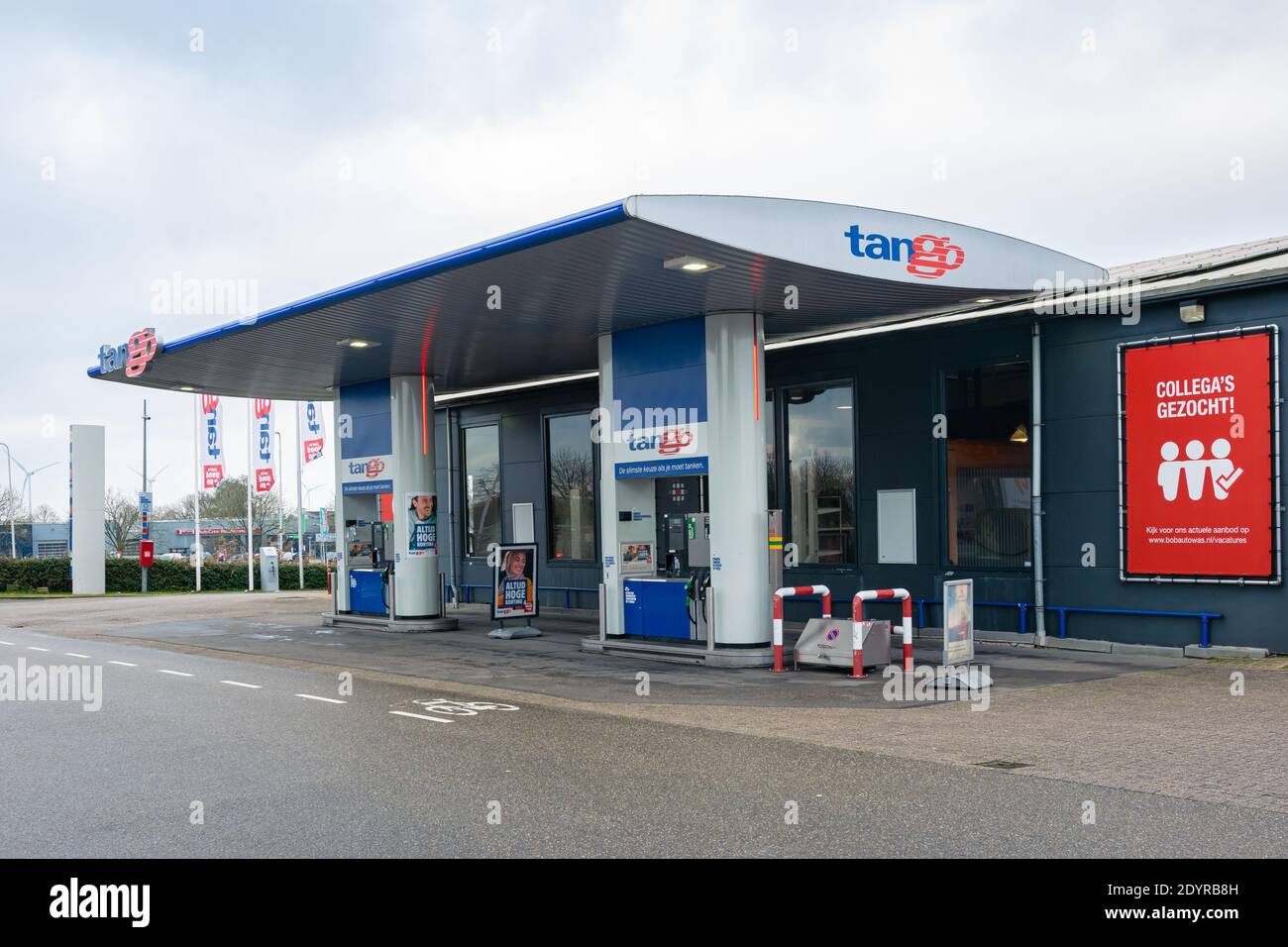 Tankstelle mit Markennamen Tango in der Stadt Waddinxveen, Holland. Stockfoto