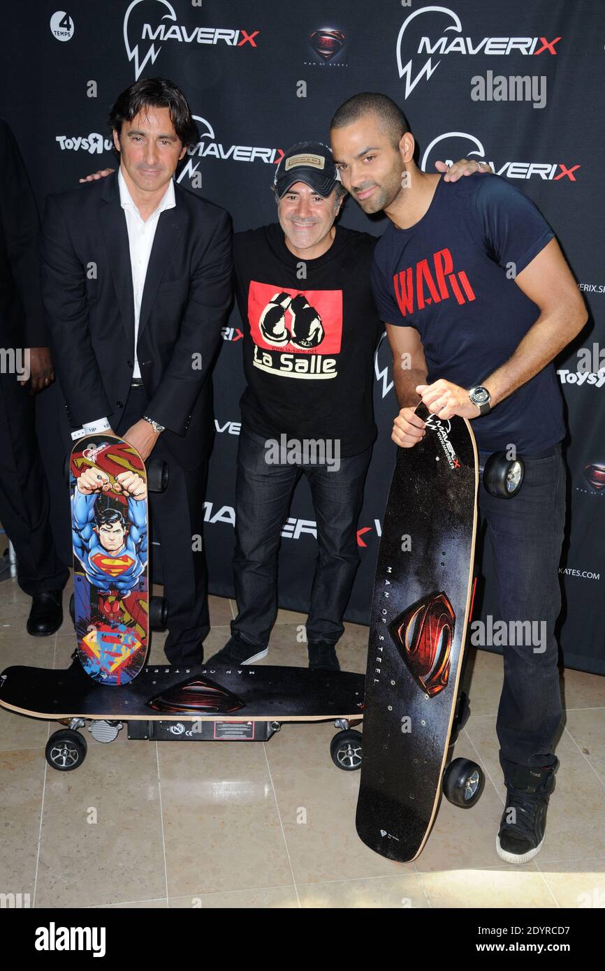 Jose Garcia und Tony Parker nahmen an der Maverix Electric Skate Präsentation im Rahmen des 'Maverix VIP Day' im Toys 'R' US Store La Defense in der Nähe von Paris, Frankreich, am 17. Juli 2013 Teil. Foto von Alban Wyters/ABACAPRESS.COM Stockfoto