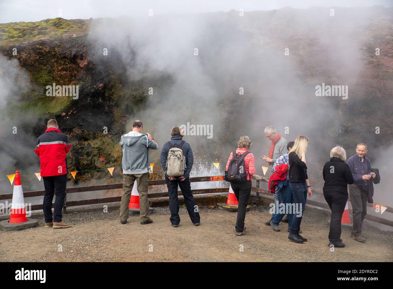 Besucher an der Warmwasserquelle in Deildartunguhver, Island Stockfoto