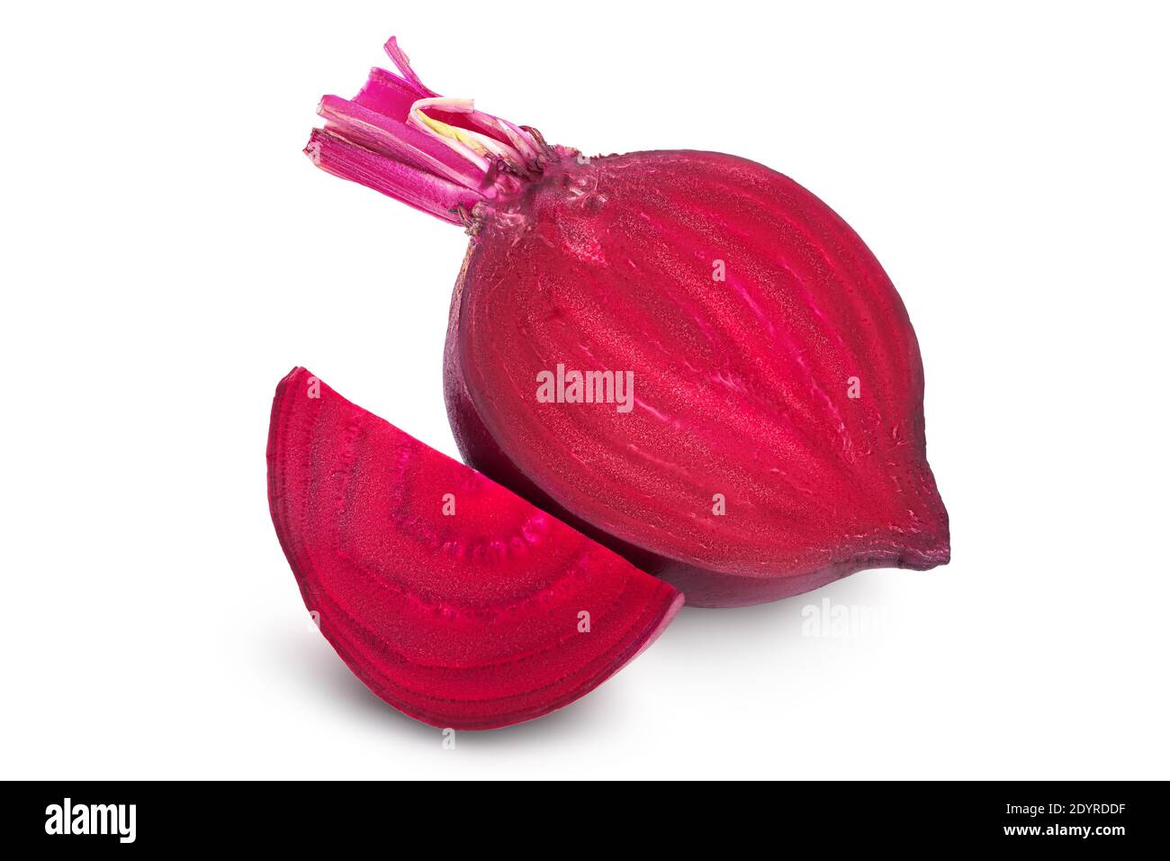 Rote Bete mit Scheibe isoliert auf weißem Hintergrund mit Beschneidungspfad und voller Schärfentiefe Stockfoto
