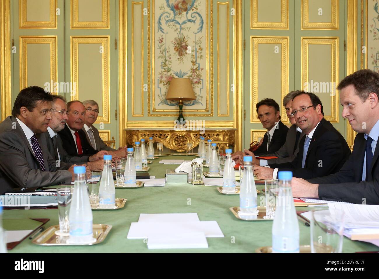 Präsident Francois Hollande Stephane Le Foll empfängt am 22. Juli 2013 den Vorsitzenden der FNSEA, Xavier Beulin, im Präsidentenpalast von Elysee in Paris, Frankreich. Foto von Stephane Lemouton/ABACAPRESS.COM Stockfoto