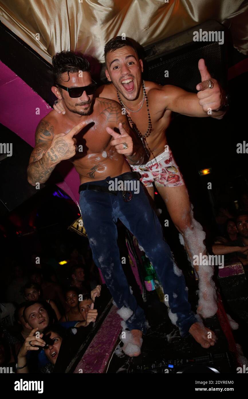 Exklusiv - Julien und Micka von der TV-Reality-Show "Les Marseillais", die am 21. Juli 2013 an der RugBeach-Party in der "La Villa" in Gruissan, Frankreich, teilnahmen. Foto von Jerome Domine/ABACAPRESS.COM Stockfoto