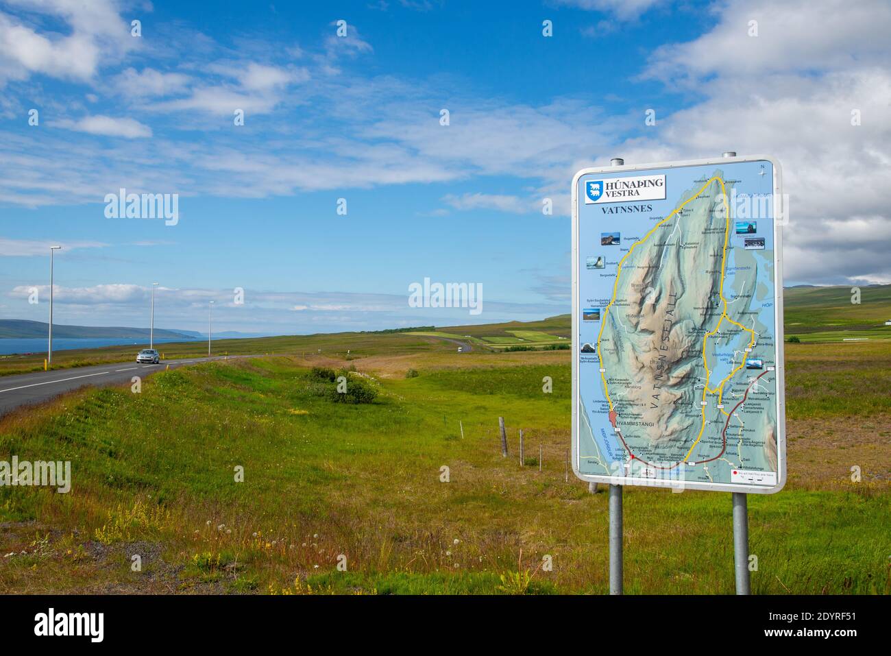 Landschaft bei Vatnsnes mit Schild auf Island Stockfoto