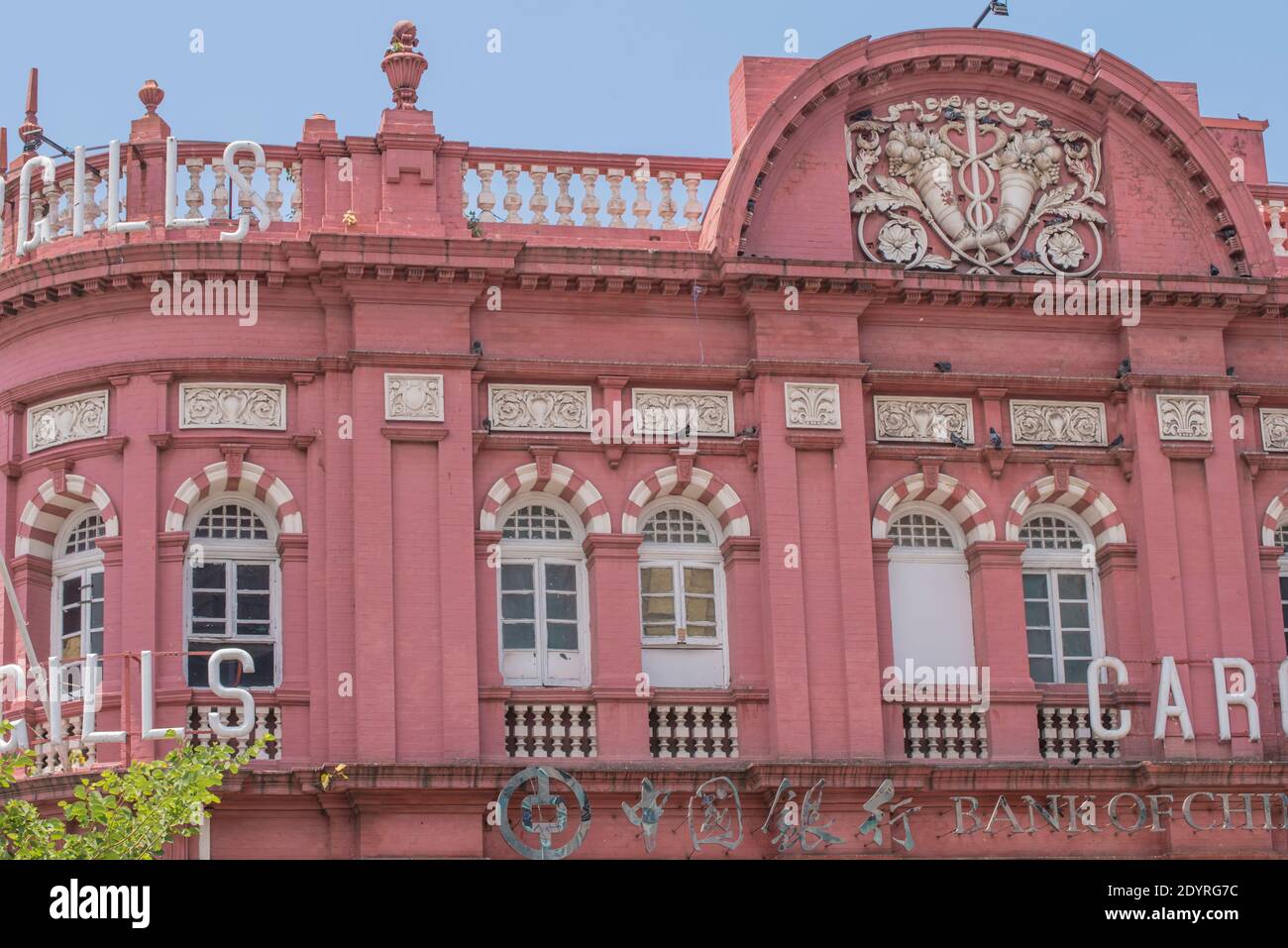 COLOMBO, SRI LANKA - 03-04-2019 : die dekorative rot-weiße Fassade der Jamiul Alfar Moschee, Rote Moschee, in den ältesten Bezirken in Colombo, Menschen s Stockfoto COLOMBO, SRI LANKA - 03-04-2019 : die dekorative rot-weiße Fassade der Jamiul Alfar Moschee, Rote Moschee, in den ältesten Bezirken in Colombo, Menschen s Stockfoto