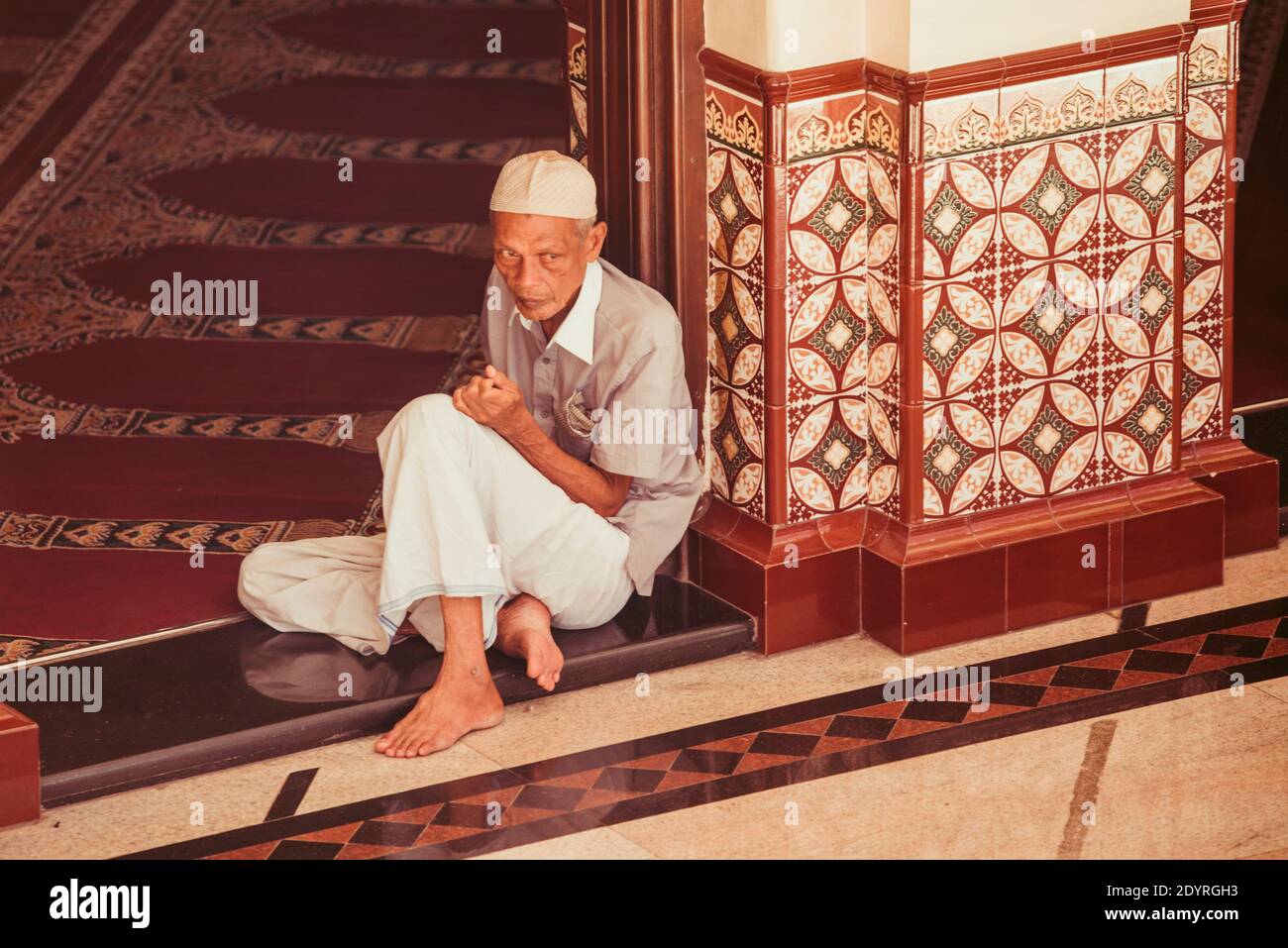 COLOMBO, SRI LANKA - 03-04-2019 : die dekorative rot-weiße Fassade der Jamiul Alfar Moschee, Rote Moschee, in den ältesten Bezirken in Colombo, Menschen s Stockfoto COLOMBO, SRI LANKA - 03-04-2019 : die dekorative rot-weiße Fassade der Jamiul Alfar Moschee, Rote Moschee, in den ältesten Bezirken in Colombo, Menschen s Stockfoto