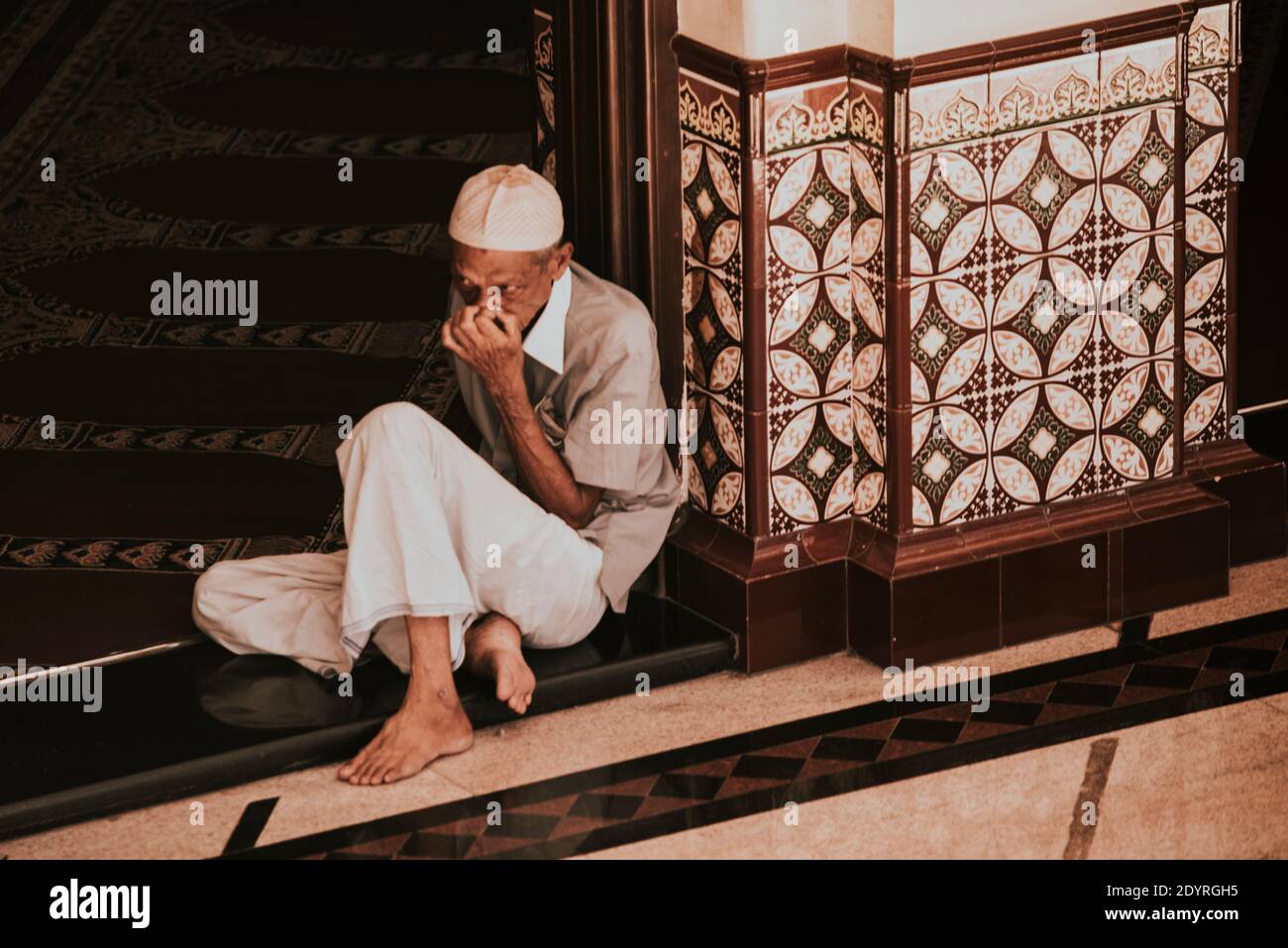 COLOMBO, SRI LANKA - 03-04-2019 : die dekorative rot-weiße Fassade der Jamiul Alfar Moschee, Rote Moschee, in den ältesten Bezirken in Colombo, Menschen s Stockfoto COLOMBO, SRI LANKA - 03-04-2019 : die dekorative rot-weiße Fassade der Jamiul Alfar Moschee, Rote Moschee, in den ältesten Bezirken in Colombo, Menschen s Stockfoto