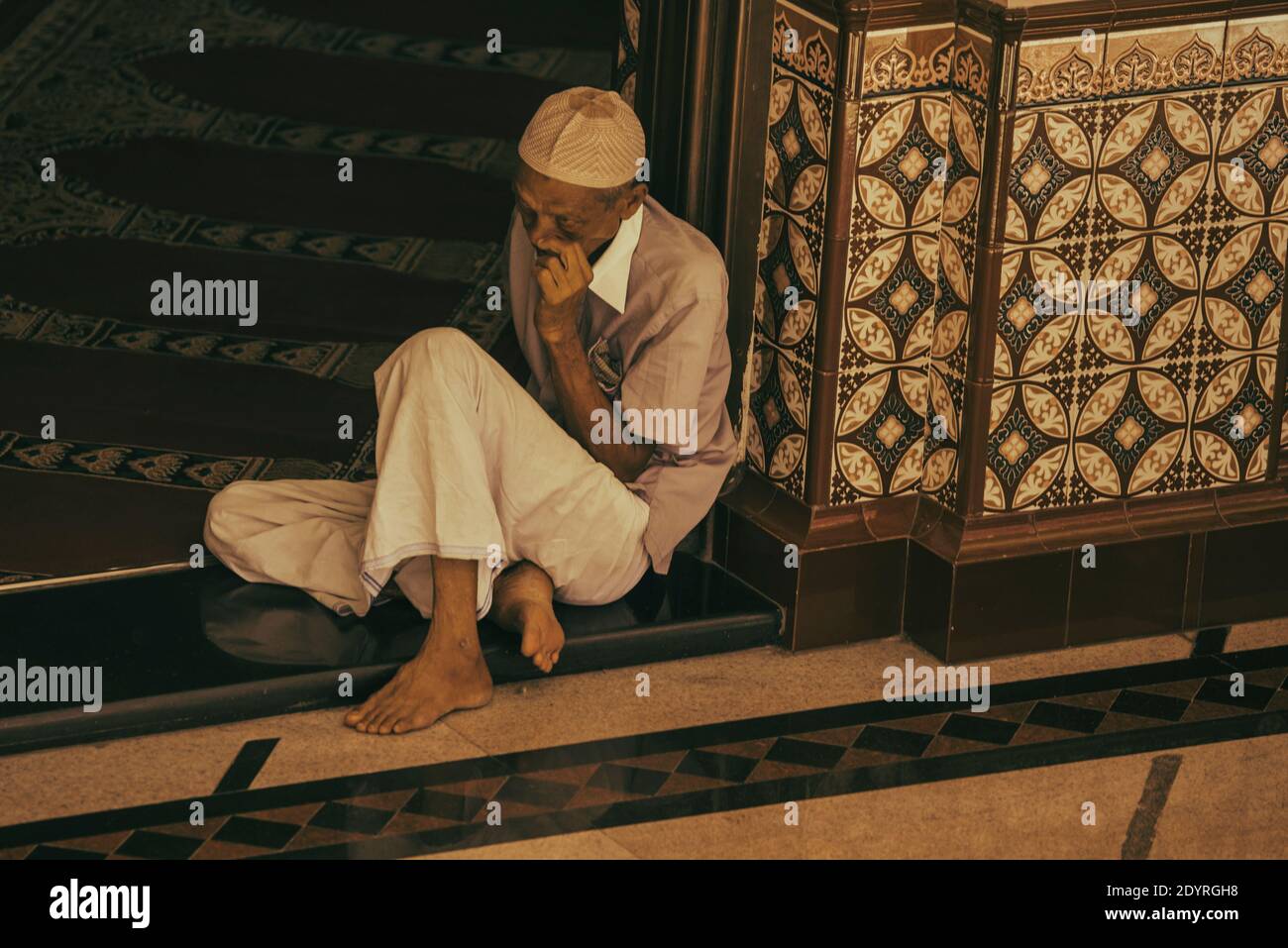 COLOMBO, SRI LANKA - 03-04-2019 : die dekorative rot-weiße Fassade der Jamiul Alfar Moschee, Rote Moschee, in den ältesten Bezirken in Colombo, Menschen s Stockfoto COLOMBO, SRI LANKA - 03-04-2019 : die dekorative rot-weiße Fassade der Jamiul Alfar Moschee, Rote Moschee, in den ältesten Bezirken in Colombo, Menschen s Stockfoto