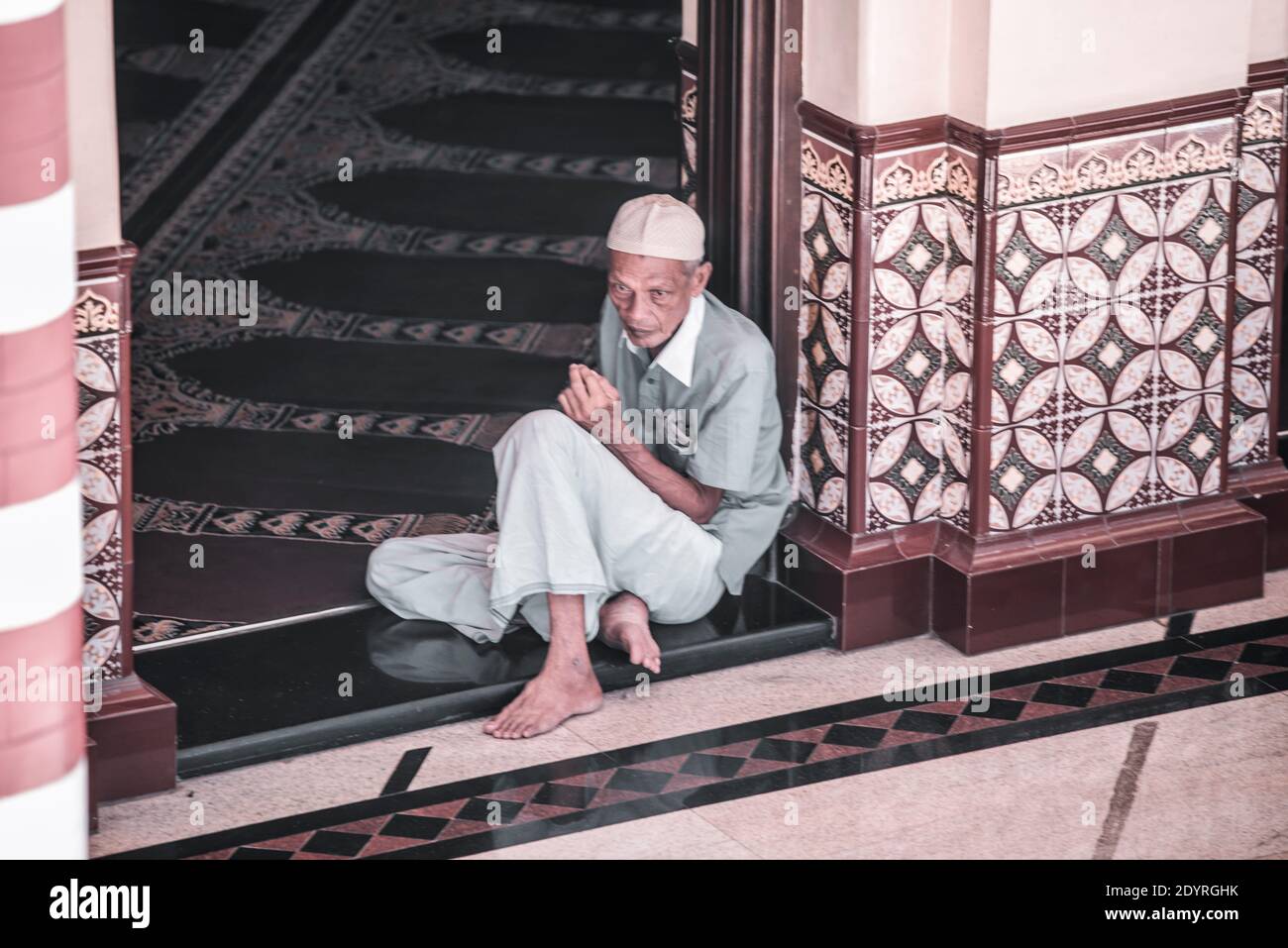 COLOMBO, SRI LANKA - 03-04-2019 : die dekorative rot-weiße Fassade der Jamiul Alfar Moschee, Rote Moschee, in den ältesten Bezirken in Colombo, Menschen s Stockfoto COLOMBO, SRI LANKA - 03-04-2019 : die dekorative rot-weiße Fassade der Jamiul Alfar Moschee, Rote Moschee, in den ältesten Bezirken in Colombo, Menschen s Stockfoto