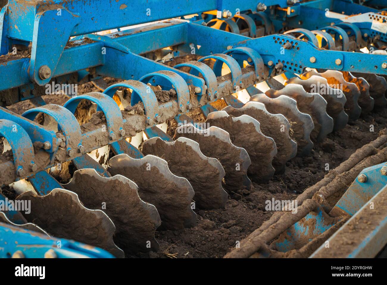 Der Traktor pflügt das Land. Landwirtschaftliche Maschinen, Pflug Stockfoto